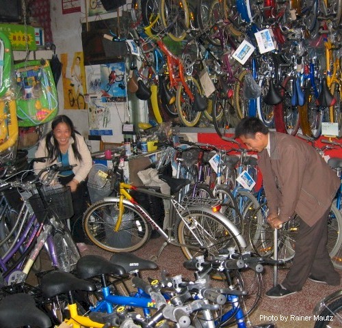 My bicycle tour begins here in Jingzhou (Hunan),
where I bought a 600 Yuan (60?) bike